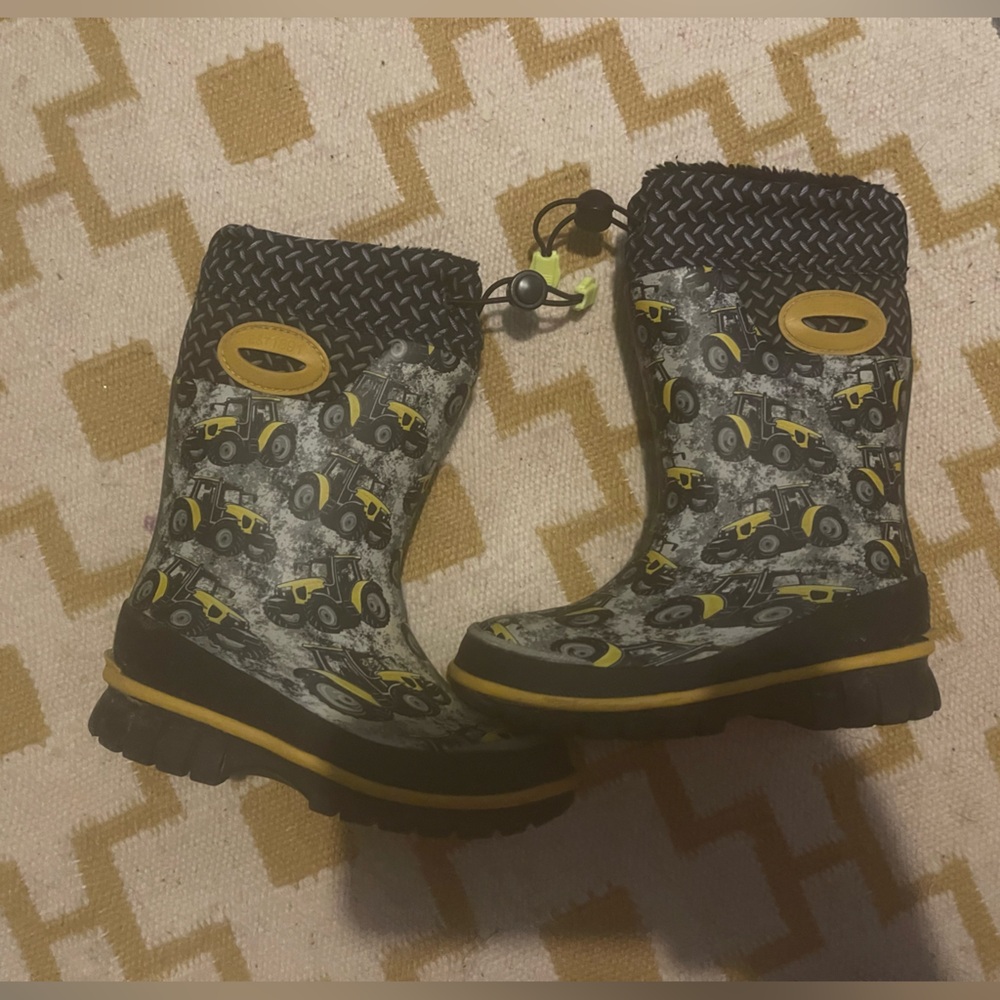 Size 9/10 boys western chief tractor insulated boots